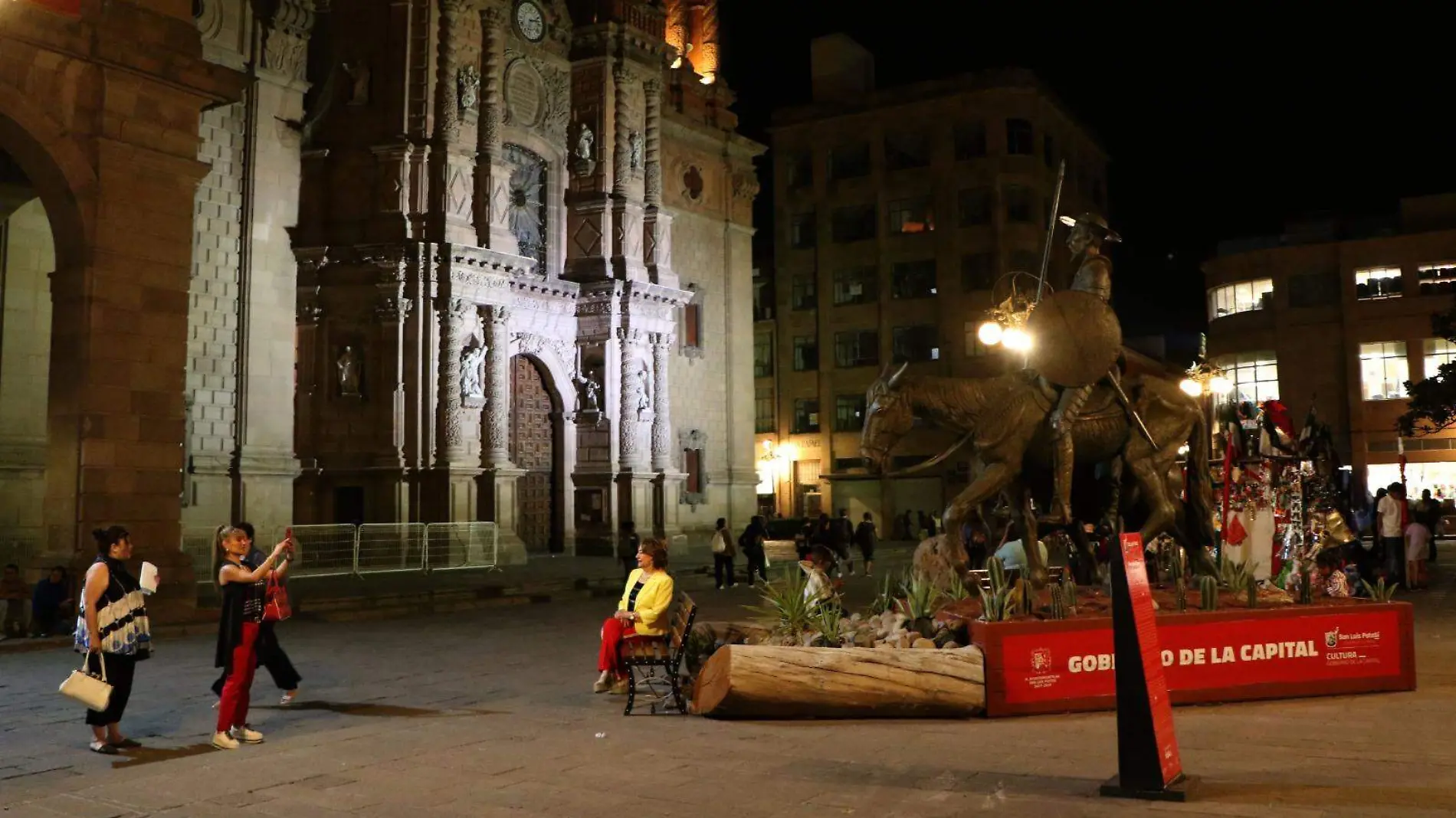 escultura “Don Quijote y Sancho” en Plaza de Armas (1)